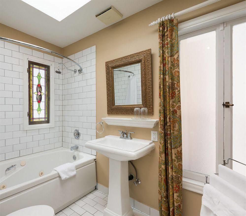 The English Bay Inn لانغلي المظهر الخارجي الصورة